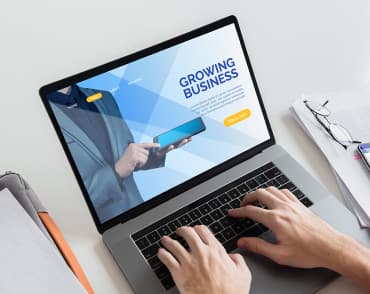 Ноутбук з відкритим додатком Growing Business